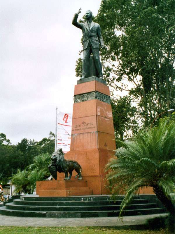 León-Cortés-Statue in San José - dieser Herr war einst der Präsident Costa Ricas; Foto: 11.02.2004, San José
