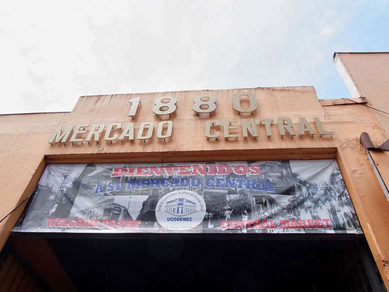 Eingang der zentralen Markthalle (Mercado Central); Foto: 09.05.2012, San José