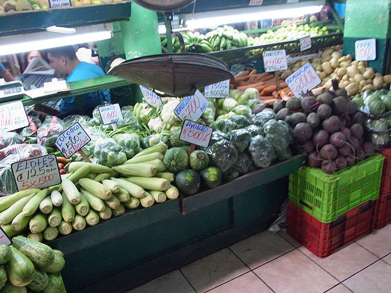 Gemüseverkauf in der zentralen Markthalle (Mercado Central); Foto: 09.05.2012, San José