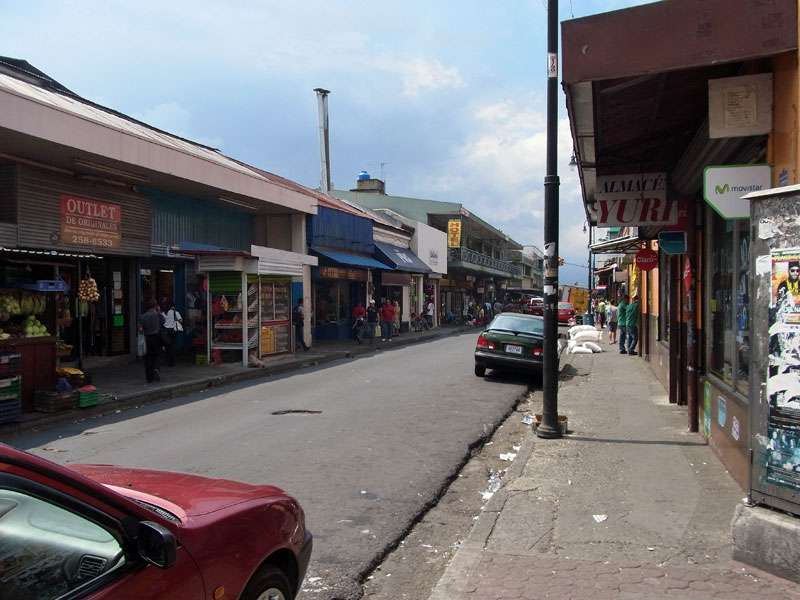 Seitenstraße in San José mit kleinen Ladenlokalen; Foto: 09.05.2012, San José