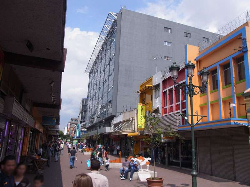 Belebte Einkaufsstraße in der Hauptstadt Costa Ricas; Foto: 09.05.2012, San José